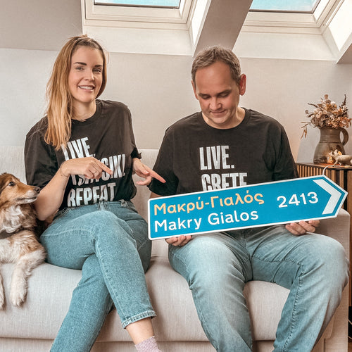 Griechisches Verkehrsschild MIT KM